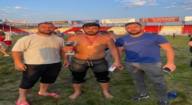 Sakarya Büyükşehirin pehlivanı Elmalıda boş geçmedi