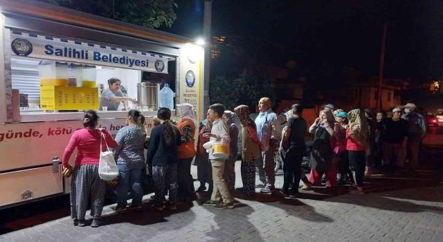 Salihlide üzüm işçilerine simit ve çay ikramı