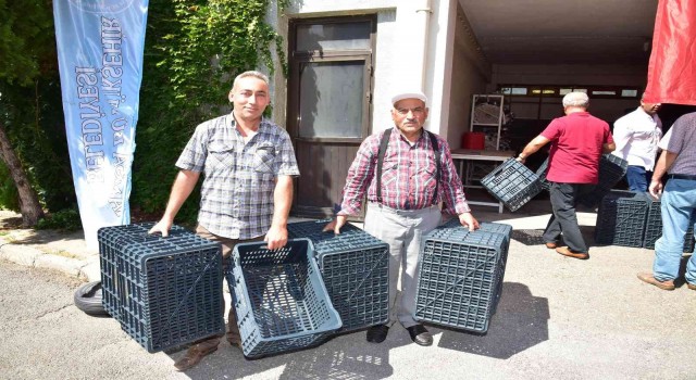 Salihlideki üreticilere 4 bin 600 adet zeytin kasası dağıtıldı