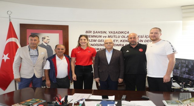 Şampiyon güreşçi Yasemin Adar Yiğit Burhaniyeye konuk oldu