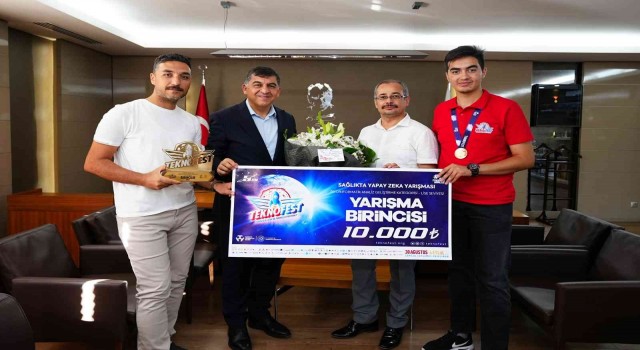Şampiyondan Başkan Fadıloğluna ziyaret