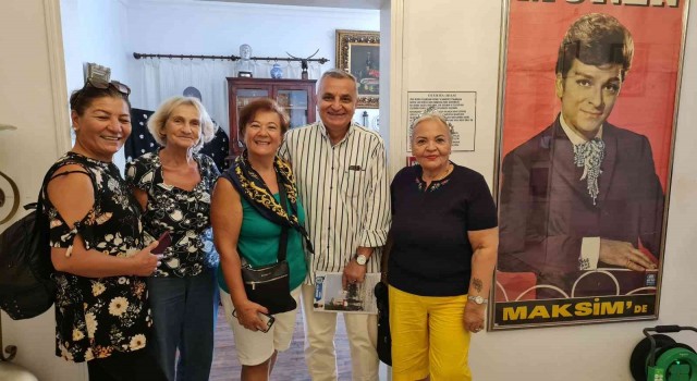 Sanat Güneşi Zeki Mürenin evine ziyaretçi akını