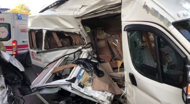 Sancaktepede iki servis aracı çarpıştı: 4 yaralı
