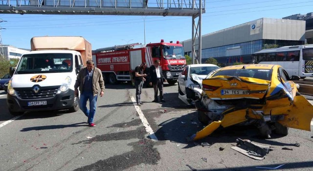 Sancaktepede kaputu açılan taksi zincirleme kazaya neden oldu