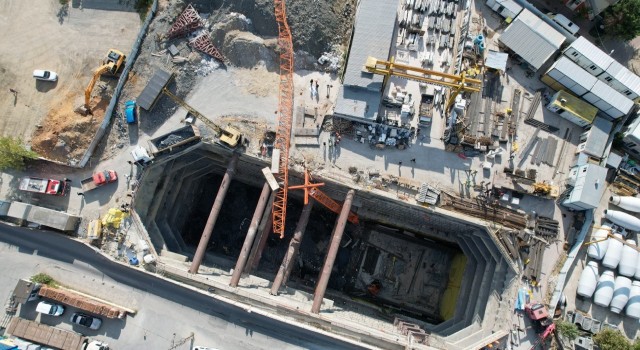 Sancaktepede metro çalışmasında vinç devrildi, o anlar kameraya yansıdı