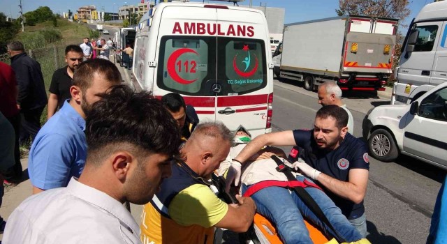 Sancaktepede sürücüsünün kontrolünü kaybettiği otomobil su kanalına düştü: 2 yaralı
