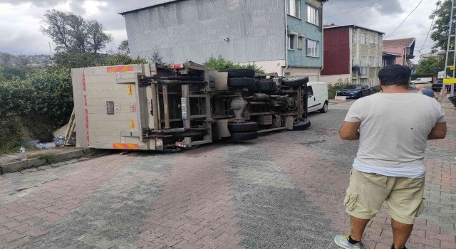Sarıyerde dar yokuşta virajı alamayan kamyonet devrildi