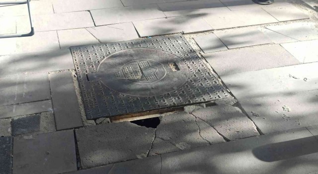 Sarsılan rögar kapağı vatandaşları tedirgin ediyor
