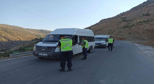 Sasonda jandarma, öğrenci servislerini denetledi