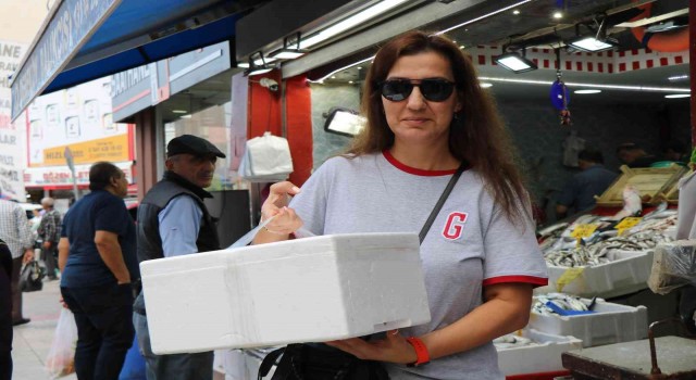Şehir dışından Samsuna gelen misafirler kasa kasa balıkla dönüyor