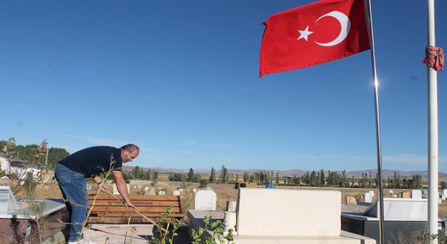 Şehit kardeşinin mezarına 28 yıldır toz kondurmuyor her hafta sonu temizliğini yapıyor