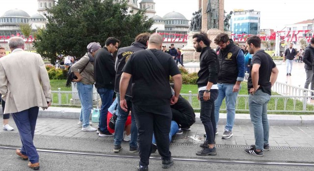Şeker krizine giren kadın turist Taksimde yere yığıldı, yardımına polis koştu
