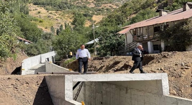 Şemdinli de Ayrılık deresi ıslah çalışması devam ediyor