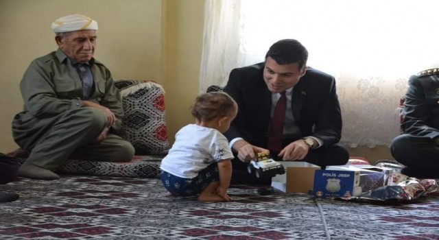 Şemdinli Kaymakamı Taşgın şehit ve gazi ailesini ziyaret etti