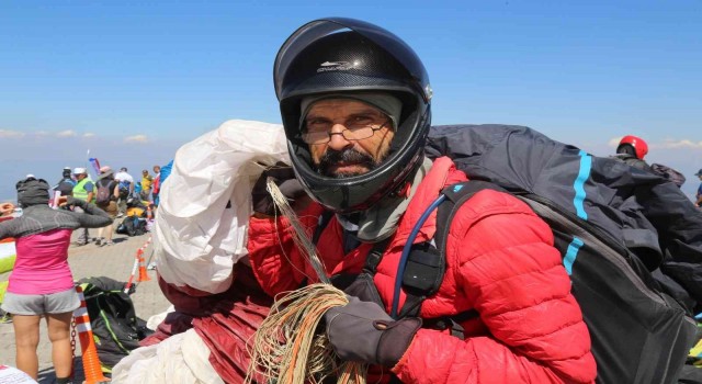 ‘Sen yaşlısın, bırak diyenlere inat, yıllardır gökyüzünde kuş gibi uçuyor