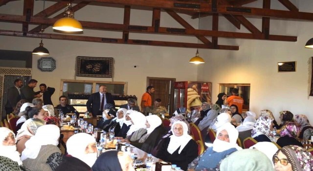 Şenkaya Belediyesinden annelere moral yemeği