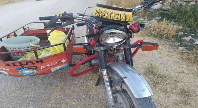 Sepetli motosiklet römorka çarptı: 2 yaralı