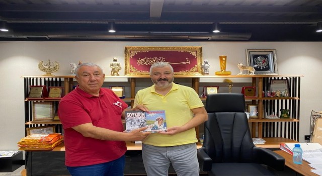 Serdar Ünsal, “Soykırım Ve Yüreğim İrevanda Kaldı“ romanını Mehmet Sadıça hediye etti