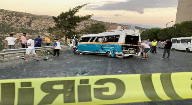 Servis aracı minibüsten inen yolcuların arasına daldı: Ölü sayısı 2ye çıktı