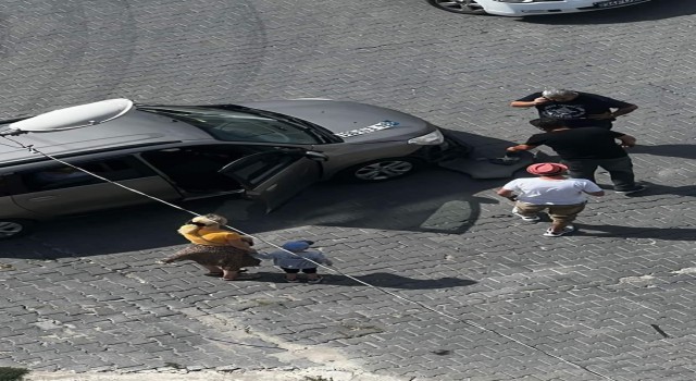 Seyahat ettiği araba kaza yaptı, küçük çocuk ortalığı birbirine kattı