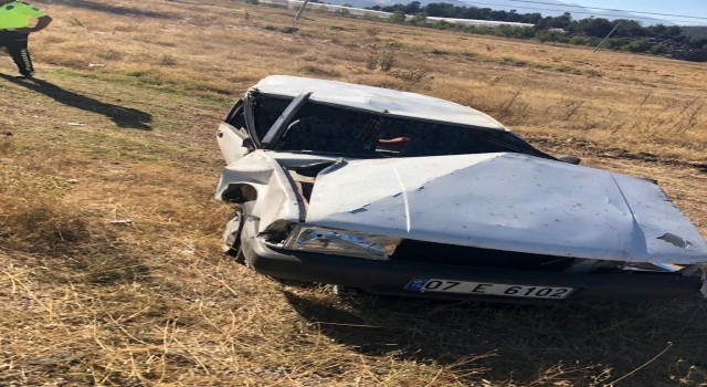 Seydikemerde otomobil şarampole devrildi: 4 yaralı