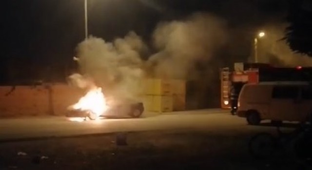 Seyir halindeki otomobil alev aldı