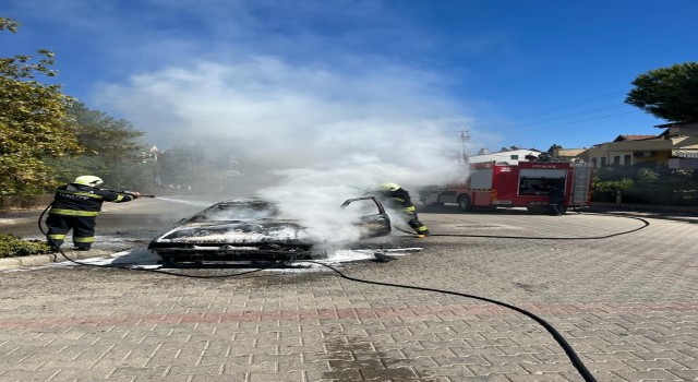 Seyir halindeki otomobil alev alev yandı
