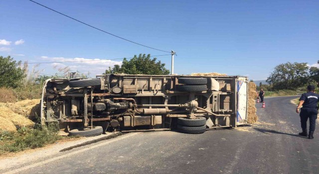 Seyir halindeki saman kamyonu devrildi, sürücüyü itfaiye kurtardı