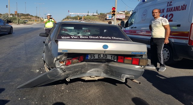 Seyir halindeyken kırmızı ışıkta bekleyen otomobillere çarptı: 1 yaralı