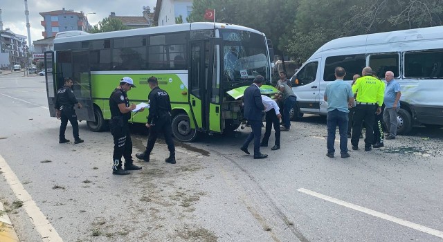 Seyir halindeyken lastiği patlayan halk otobüsü, park halindeki servise çarptı: 3 yaralı