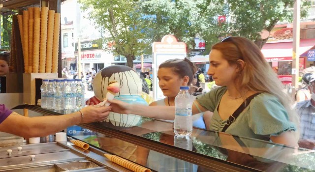 Sıcak havalar dondurmacıları sevindirdi