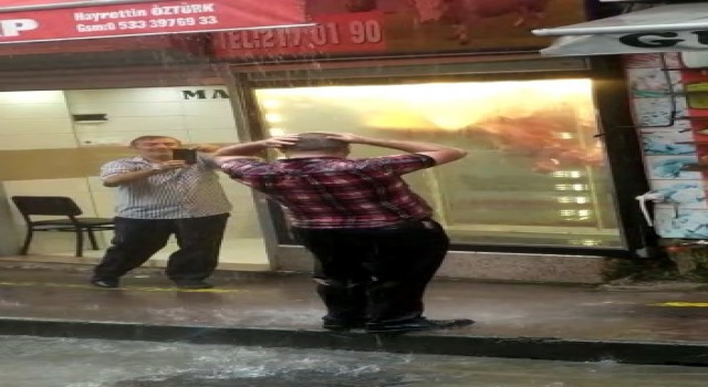 Sıcaklardan bunalan Rizeli yağmur yağınca sokak ortasında duş aldı