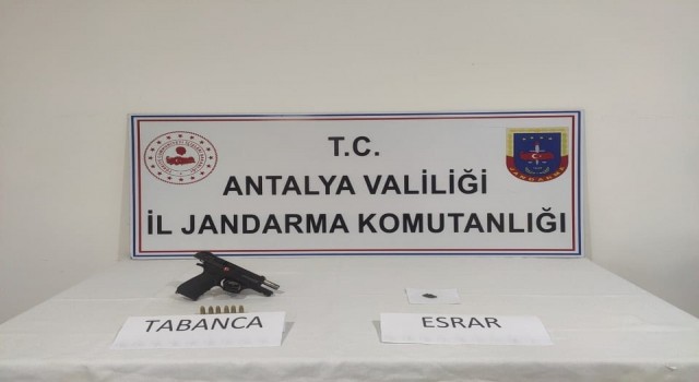 Sigara paketinin üzerine ayağıyla basınca yakayı ele verdi