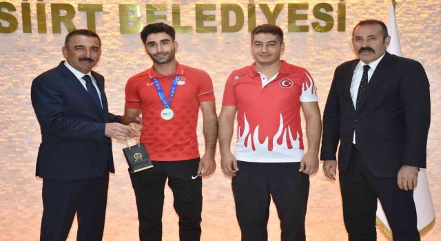 Siirt Valisi Hacıbektaşoğlu, milli sporcuyu altınla ödüllendirdi