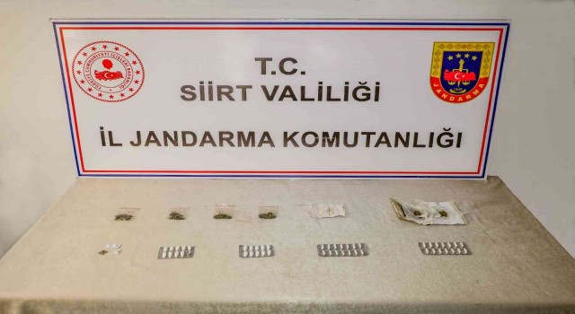 Siirtte bir araçta yapılan aramada uyuşturucu madde ele geçirildi