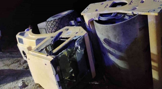 Siirtte iş makinesi devrildi, sürücü ağır yaralandı