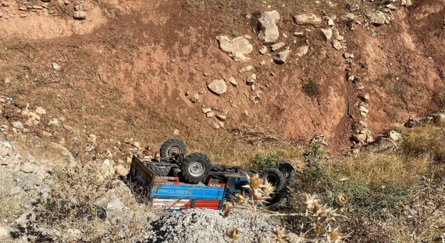 Siirtte tarım aracı devrildi: 1i ağır 3 yaralı
