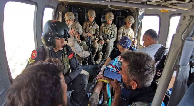 Siirtte yaban domuzlarının saldırısına uğrayan çoban askeri helikopterle kurtarıldı
