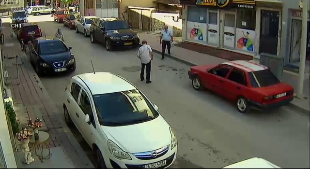 Silah ve bıçaklı kavganın dehşete düşüren görüntüleri kamerada