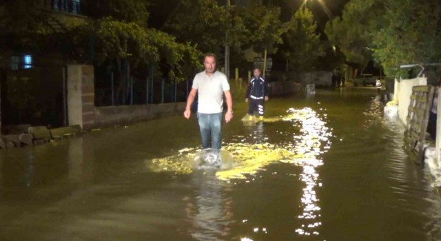 Silivride İSKİye ait su borusu patladı, evleri su bastı
