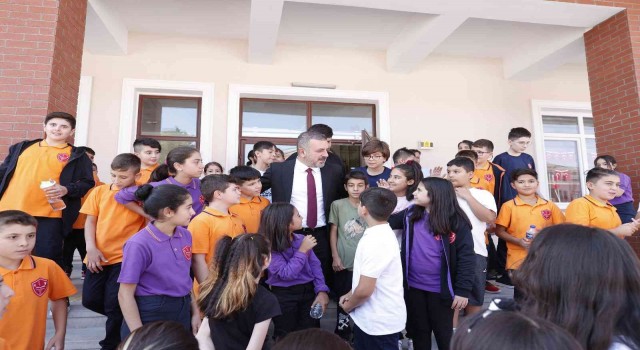 Sincan Belediye Başkanı Ercan öğrencilerin ilk ders zili heyecanına ortak oldu
