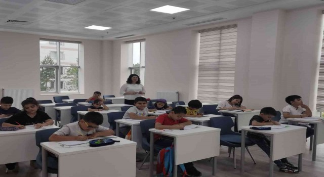 Sincanda öğrenciler ücretsiz İngilizce kurslarıyla hem eğlendi hem öğrendi