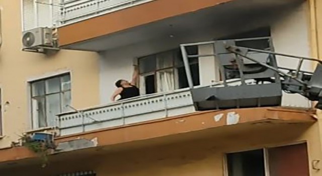 Sinir krizi geçiren kadın evinin balkonunu yaktı, camları kırıp eline ne geçtiyse sokağa fırlattı