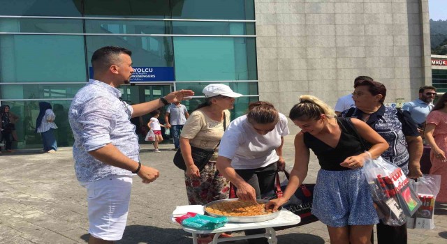 Sınırda ilginç tatlı dağıtımı