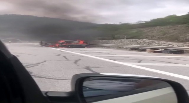 Sinopta aniden alev alan araç söndürüldü