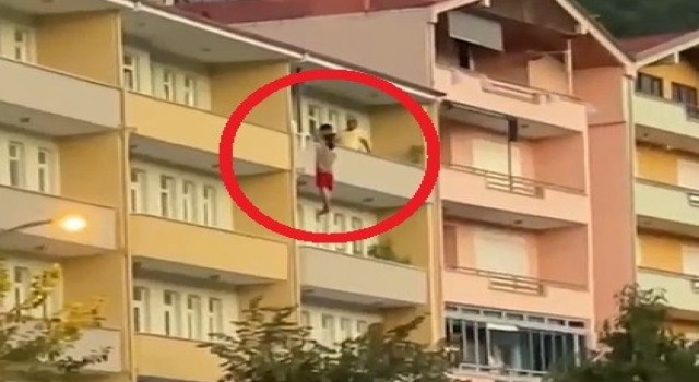 Sinopta balkondan kendini atan genç tedavi gördüğü hastanede hayatını kaybetti