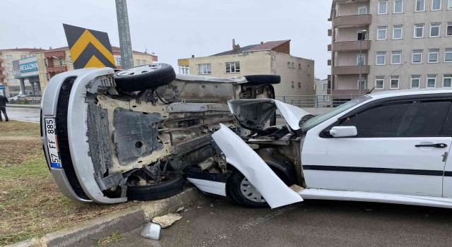 Sinopta çarpışan otomobillerden biri yan yattı: 2 yaralı