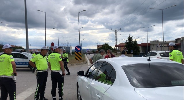 Sinopta otomobilin çarptığı genç kız yaralandı