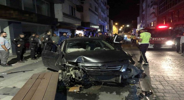 Sinopta trafik kazasında cadde savaş alanına döndü: 2 yaralı