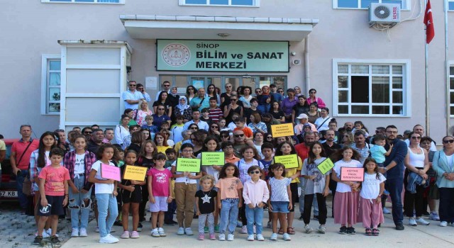 Sinopta veliler okul önünde toplandı